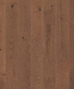 Крупный план вертикальной раскладки паркетной доски Sommer Classic Plank Каспий браш с сучками.