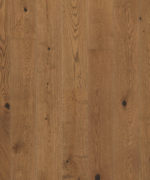 Крупный план вертикальной раскладки паркетной доски Sommer Classic Plank в натуральном оттенке дуба.
