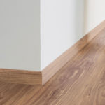 Плинтус Tarkett American Walnut Cinnamon в тон напольного покрытия в интерьере.