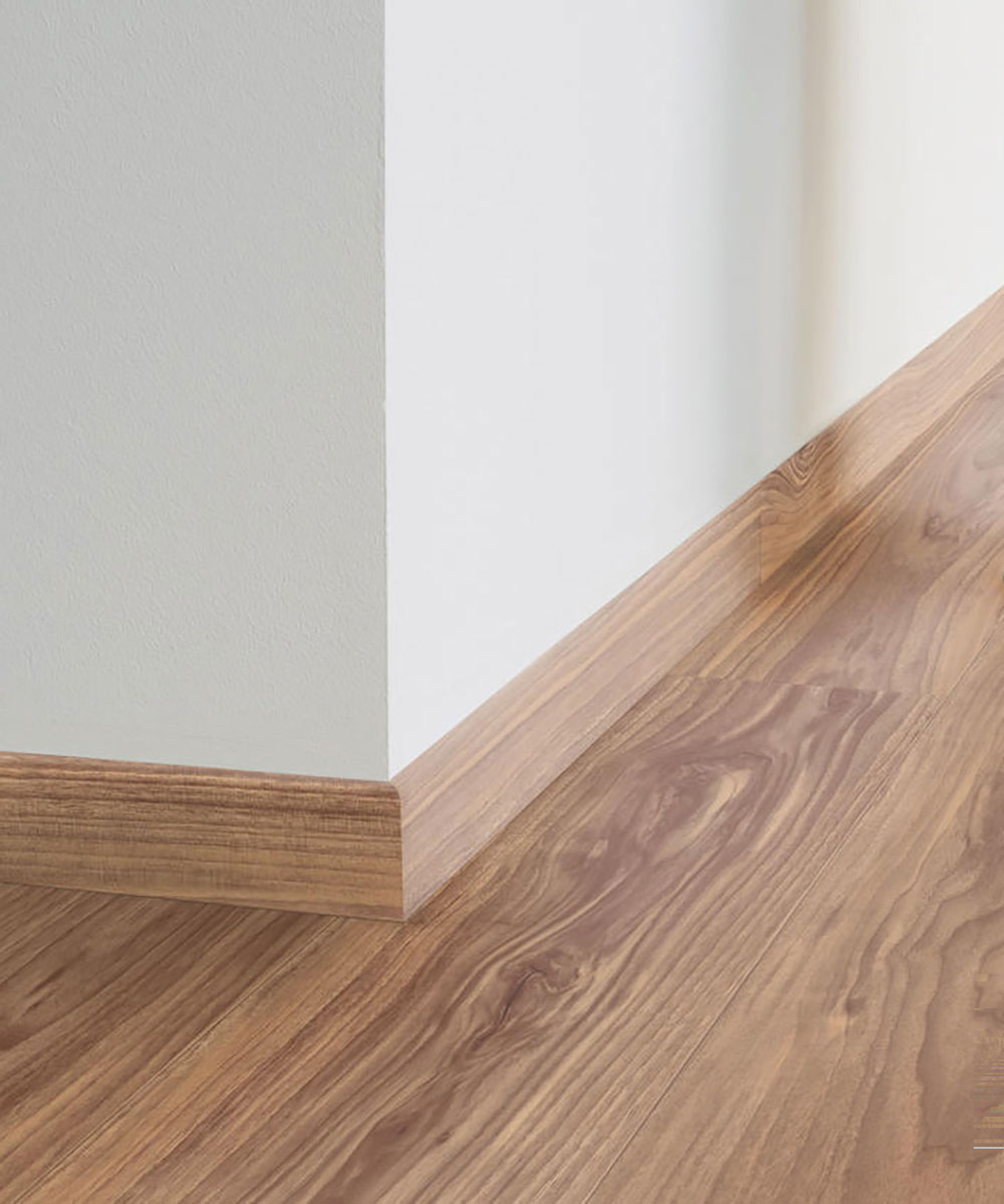 THH_LVT_SKIRTING_American_Walnut_Cinnamom Плинтус Tarkett American Walnut Cinnamon в тон напольного покрытия в интерьере.