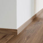 Плинтус Tarkett American Walnut Marron в тон напольного покрытия в интерьере.