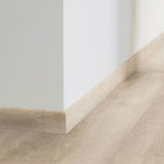 Плинтус Tarkett American Walnut Marron в тон напольного покрытия в интерьере.