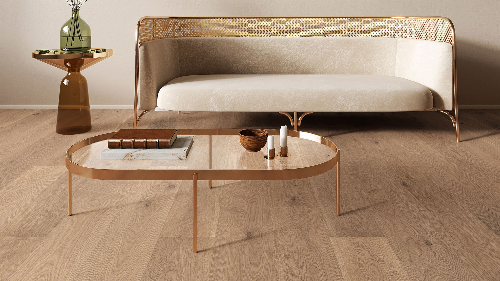Однополосный паркет Tarkett Tango Oak Iris в теплых натуральных тонах придает уют и элегантность гостиной со светлым изящным диваном.