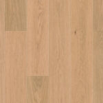 Паркетная доска Tarkett Oak Essence однополосная, крупный план текстуры светлого натурального дуба с тонкими продольными волокнами.