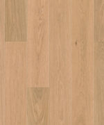 Паркетная доска Tarkett Oak Essence однополосная, крупный план текстуры светлого натурального дуба с тонкими продольными волокнами.