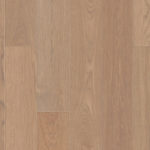Паркетная доска Tarkett Oak Misty Brown однополосная, крупный план текстуры дерева в благородном серо-коричневом оттенке с мягкими волокнами.