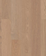 Паркетная доска Tarkett Oak Misty Brown однополосная, крупный план текстуры дерева в благородном серо-коричневом оттенке с мягкими волокнами.
