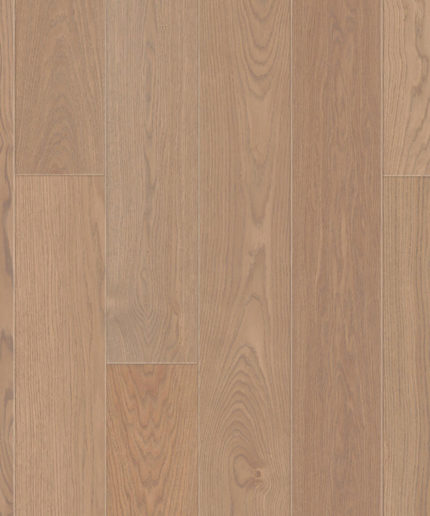 Паркетная доска Tarkett Oak Misty Brown однополосная, крупный план текстуры дерева в благородном серо-коричневом оттенке с мягкими волокнами.