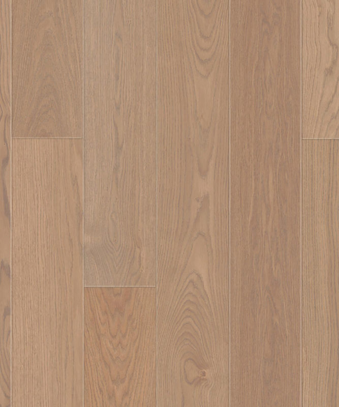 Паркетная доска Tarkett Oak Misty Brown однополосная, крупный план текстуры дерева в благородном серо-коричневом оттенке с мягкими волокнами.
