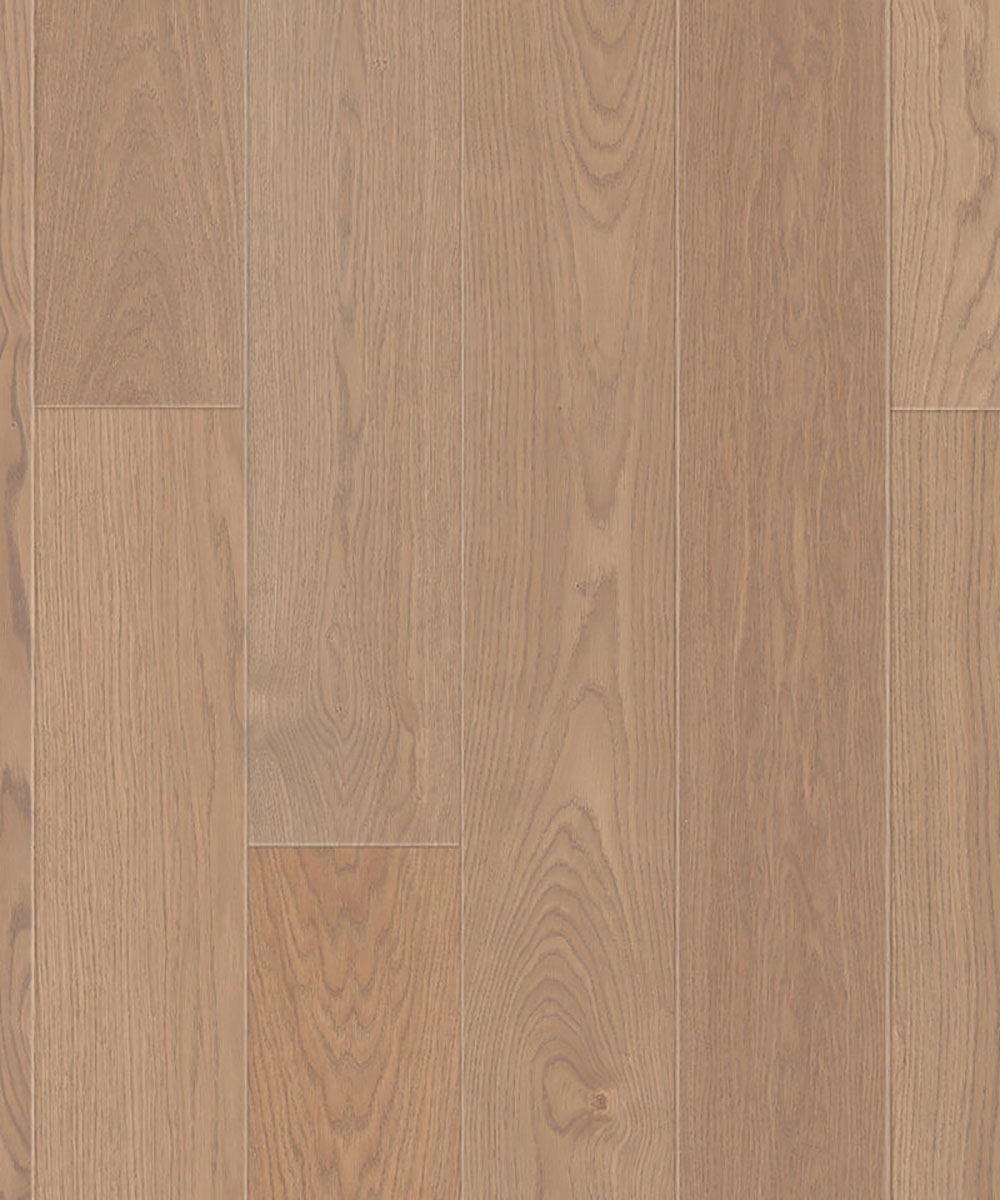 OAK-MISTY-BROWN-1 Паркетная доска Tarkett Oak Misty Brown однополосная, крупный план текстуры дерева в благородном серо-коричневом оттенке с мягкими волокнами.