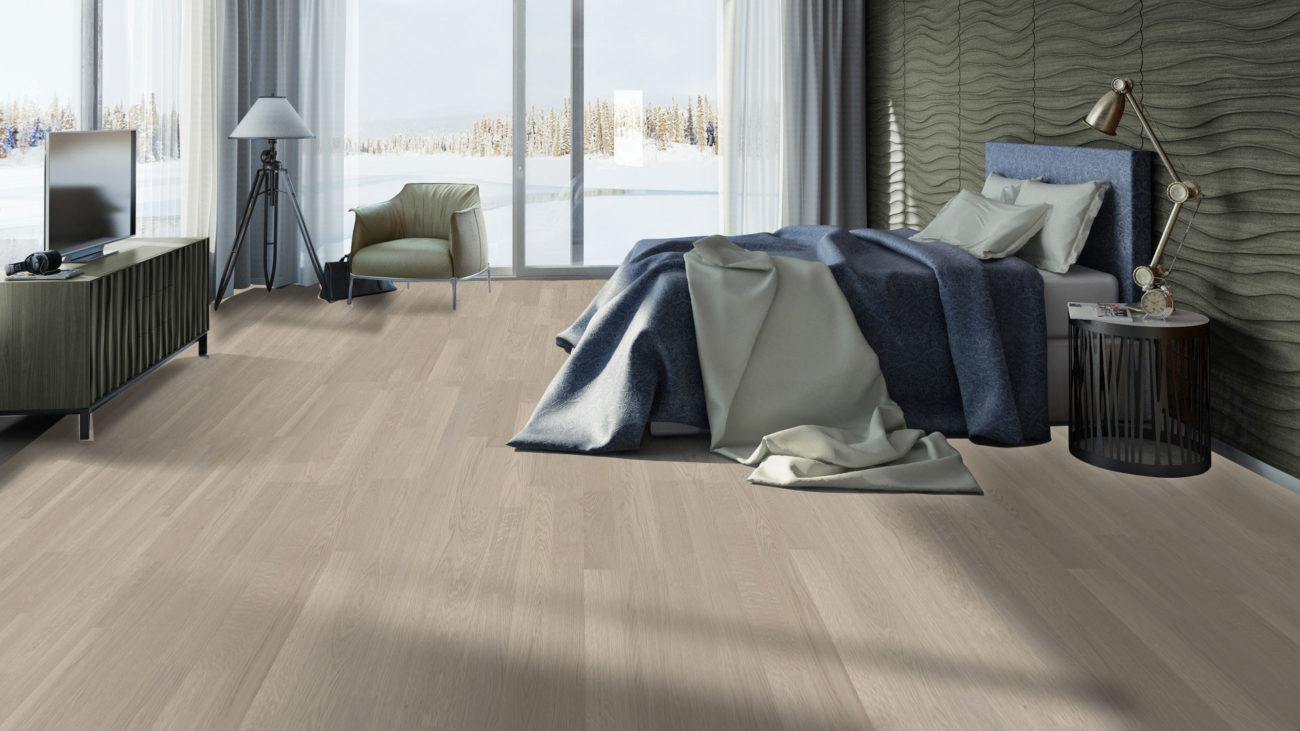 Паркетная доска Tarkett Oak Sand RO двухполосная, светлый оттенок в интерьере спальни с синим покрывалом на кровати и панорамным окном.