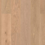Паркетная доска Tarkett Oak Soft Beige однополосная, крупный план текстуры нежного бежевого дуба с плавными природными линиями волокон.