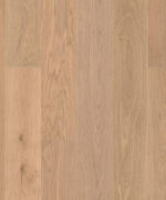 Паркетная доска Tarkett Oak Soft Beige однополосная, крупный план текстуры нежного бежевого дуба с плавными природными линиями волокон.