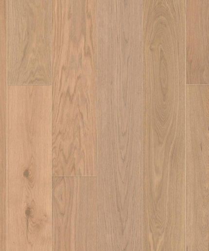 Паркетная доска Tarkett Oak Soft Beige однополосная, крупный план текстуры нежного бежевого дуба с плавными природными линиями волокон.