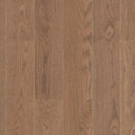Паркетная доска Tarkett Oak Soft Brown однополосная, крупный план текстуры дуба в насыщенном коричневом цвете с рельефным рисунком волокон.