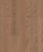 Паркетная доска Tarkett Oak Soft Brown однополосная, крупный план текстуры дуба в насыщенном коричневом цвете с рельефным рисунком волокон.