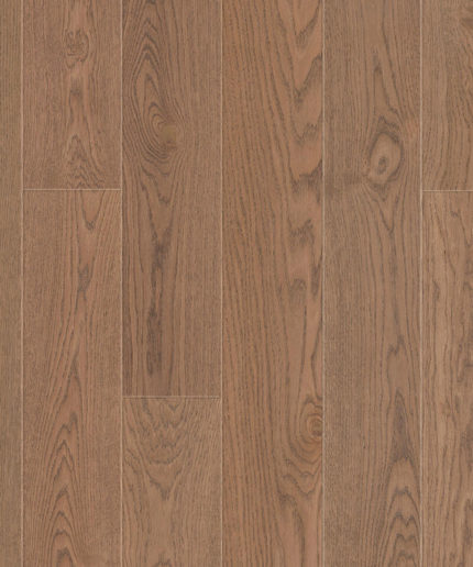 Паркетная доска Tarkett Oak Soft Brown однополосная, крупный план текстуры дуба в насыщенном коричневом цвете с рельефным рисунком волокон.