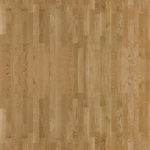 Близкий ракурс покрытия Europarket Oak Amber наглядно демонстрирует классическую трехполосную структуру дуба в теплом янтарно-золотом тоне.