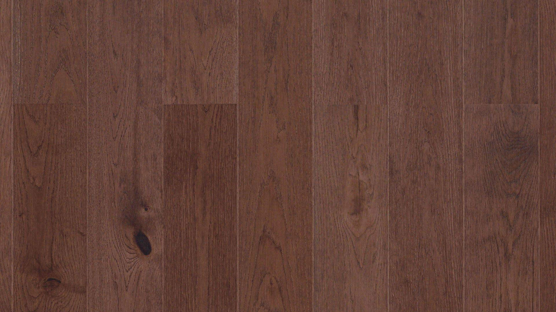 Паркетная доска Tarkett Bolero Plank Oak Porto однополосная, крупный план благородной темно-коричневой текстуры дуба с изящными завитками.