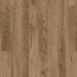 Паркетная доска Tarkett Rumba Oak Copper трехполосная, крупный план текстуры дуба в теплом медно-коричневом оттенке с красивым природным узором волокон.