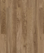 Паркетная доска Tarkett Rumba Oak Copper трехполосная, крупный план текстуры дуба в теплом медно-коричневом оттенке с красивым природным узором волокон.