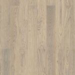 Паркетная доска Tarkett Rumba Oak Scandinavian трехполосная, крупный план текстуры светлого дуба в лаконичном скандинавском стиле.