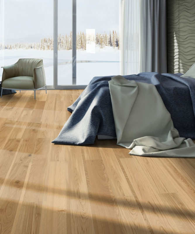 Однополосный паркет Tarkett Step Oak Baron Rustic в насыщенном медовом цвете эффектно подчеркивает современный дизайн просторной спальни.