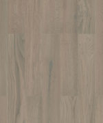 Макрофотография плашек Tarkett Step Oak Royal Grey детально раскрывает благородную древесную структуру однополосного дуба в кофейно-сером цвете.