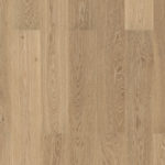 Детализированный образец доски Tarkett Step Oak Savanna Premium крупным планом передает естественную древесную структуру золотисто-бежевого дуба.