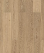 Детализированный образец доски Tarkett Step Oak Savanna Premium крупным планом передает естественную древесную структуру золотисто-бежевого дуба.