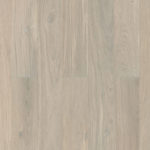 Близкий ракурс доски Tarkett Tango Classic Oak Bright наглядно передает мягкую текстуру и благородный светло-серый узор волокон дуба.