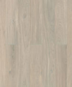 Близкий ракурс доски Tarkett Tango Classic Oak Bright наглядно передает мягкую текстуру и благородный светло-серый узор волокон дуба.