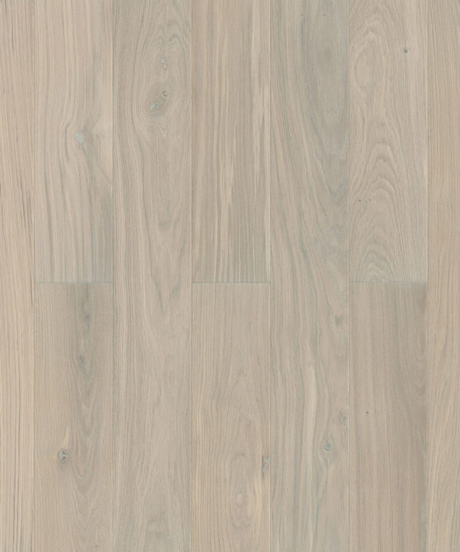 Близкий ракурс доски Tarkett Tango Classic Oak Bright наглядно передает мягкую текстуру и благородный светло-серый узор волокон дуба.