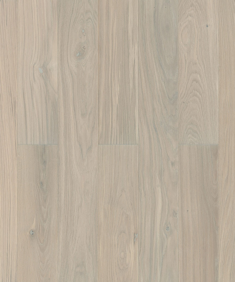 TH_1_Strip_Tango_Classic_Oak_Bright-1 Близкий ракурс доски Tarkett Tango Classic Oak Bright наглядно передает мягкую текстуру и благородный светло-серый узор волокон дуба.