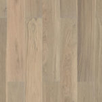 Снимок макроструктуры Tarkett Tango Classic Oak Sepia наглядно раскрывает благородный серо-коричневый оттенок и мягкий узор волокон дуба.