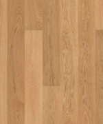 Близкий ракурс доски Tarkett Tango Oak Savanna Premium наглядно раскрывает природный золотисто-бежевый узор волокон однополосного дуба.