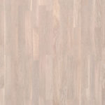 Макрофотография плашек Tarkett Salsa Premium Oak Moonstone детально раскрывает изящную текстуру дуба в пастельно-серебристой палитре.