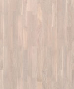 Макрофотография плашек Tarkett Salsa Premium Oak Moonstone детально раскрывает изящную текстуру дуба в пастельно-серебристой палитре.