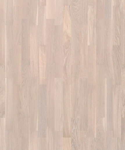 Макрофотография плашек Tarkett Salsa Premium Oak Moonstone детально раскрывает изящную текстуру дуба в пастельно-серебристой палитре.