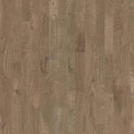 Макроснимок образца Europarket Oak Monsoon крупным планом передает красивую трехполосную структуру дуба в сдержанном серо-коричневом тоне.