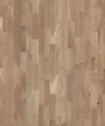 Макроснимок плашек Europarket Oak Soft Beige наглядно демонстрирует естественную трехполосную текстуру дуба в нежном мягком бежевом тоне.