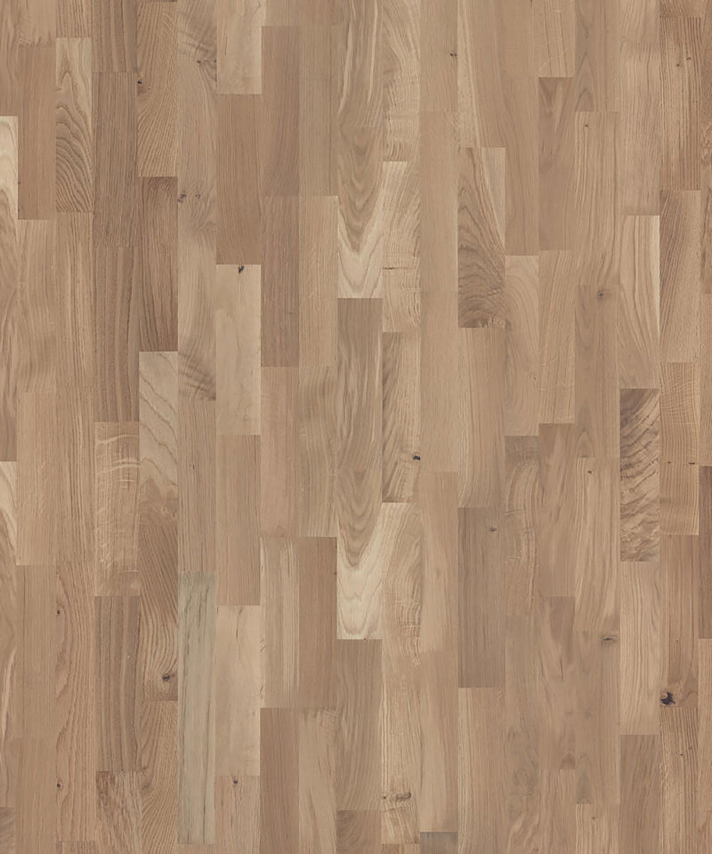 TH_3_Strip_Europarket_Oak_Soft_Beige-1 Макроснимок плашек Europarket Oak Soft Beige наглядно демонстрирует естественную трехполосную текстуру дуба в нежном мягком бежевом тоне.