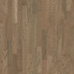 Паркетная доска Tarkett Salsa Oak Sienna трехполосная, крупный план текстуры дуба в серо-коричневом оттенке со сложным природным рисунком волокон.