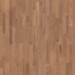 Крупный план доски Tarkett Salsa Premium Oak Alexandrite детально передает выразительный рисунок и медовый оттенок трехполосного дуба.