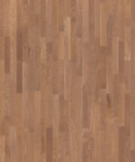 Крупный план доски Tarkett Salsa Premium Oak Alexandrite детально передает выразительный рисунок и медовый оттенок трехполосного дуба.
