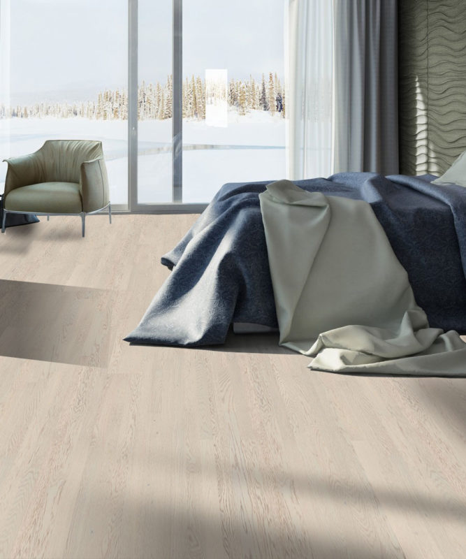 Паркетная доска Tarkett Salsa Premium Oak Pearly наполняет светом спальню с панорамным остеклением, синим покрывалом и креслом у окна.
