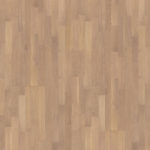 Текстура паркетной доски Tarkett Salsa Premium Oak Sapphire: близкий план матовой трехполосной структуры дуба в нежном карамельно-бежевом тоне.