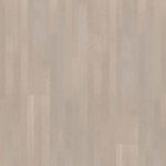 Паркетная доска Tarkett Salsa Oak Camelia трехполосная, крупный план текстуры дуба в нежном серо-кремовом оттенке с матовой поверхностью.