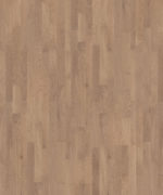Паркетная доска Tarkett Salsa Oak Iris трехполосная, крупный план текстуры дуба в приглушенном серо-бежевом оттенке с мягким рисунком волокон.