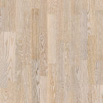 Паркетная доска Tarkett Salsa Oak Oleander New трехполосная, крупный план текстуры дуба в песочно-бежевом оттенке с контрастным рисунком пор.